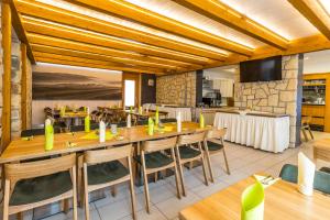 博耶蒂采Hotel Kraví Hora的用餐室配有木桌和椅子