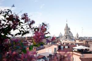 罗马圣奇阿拉酒店的享有城市美景,设有钟楼