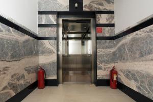 斯普利特Rooms Zvonimir的大楼里装有两辆红色消防龙头的电梯
