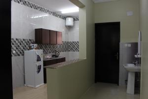 艾卜哈Rayanat Abha Aparthotel的厨房配有冰箱和水槽