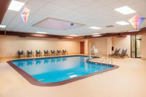 杰斐逊城Capitol Plaza Hotel Jefferson City的医院里的一个游泳池,里面配有椅子和风筝