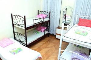 巴统Hostel in Batumi的客房设有两张双层床和镜子