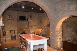 基亚恩尼Apartment Casa Antica的一间设有桌子和石墙的房间