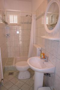 伦Apartmani Vesna的一间带水槽、卫生间和镜子的浴室