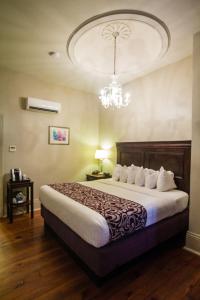 新奥尔良法国区圣彼得旅馆的一间卧室配有一张带吊灯的大床