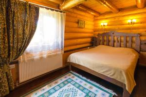 亚列姆切Adelis的一间卧室设有床、窗户和地毯。