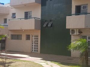 巴西利亚Asa Norte的建筑物一侧的绿门