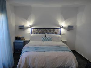 阿洛拉Casa Oasis的一间卧室配有一张大床,两盏灯