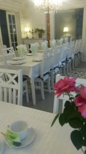 OutokumpuKyykerin Kartano的白色的用餐室配有白色的桌子和白色的椅子