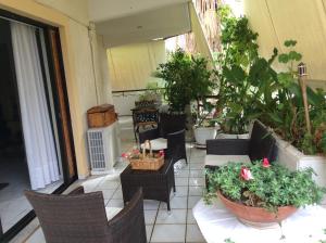 雅典Filyra Homestay (Όμορφο δωμάτιο σε σπίτι)的户外庭院设有桌椅和植物
