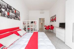巴里A due passi dal centro - Bari Policlinico的一间带红色和白色床的卧室和一间厨房