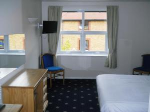 伍德哈姆斐尔斯奥克兰酒店的酒店客房设有床和窗户。