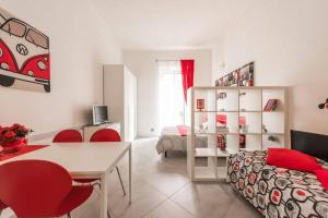 巴里A due passi dal centro - Bari Policlinico的一间带桌子的客厅和一间卧室