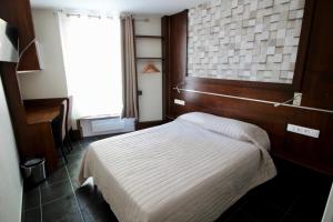 巴黎比利牛斯酒店的酒店客房设有床和窗户。