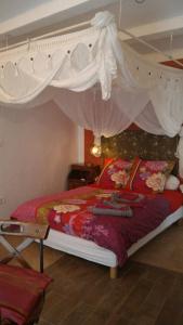 La Barriére乐马西尔瓦旅馆的一间卧室配有一张带天蓬的大床