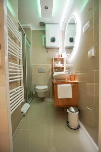 扎达尔Destino City Apartments的一间带水槽、卫生间和镜子的浴室