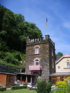 巴哈拉赫"Haus Schloss Fürstenberg"的上面有旗帜的砖砌建筑