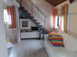 普拉亚达巴拉Sossego Da Ria的客厅配有带色彩缤纷枕头的白色沙发