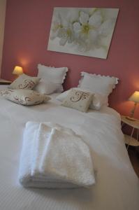 Louftémont皮尔罗伊贝赫尔B＆B酒店的一张带白色毯子和枕头的床
