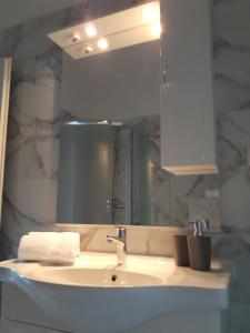 特罗吉尔Apartments Nika的一间带水槽和镜子的浴室