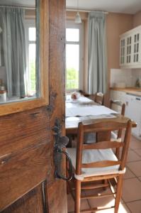 Louftémont皮尔罗伊贝赫尔B＆B酒店的木门,厨房里,有桌子