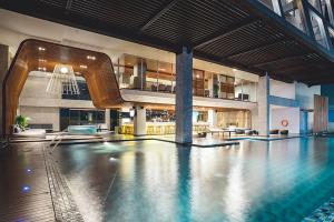 德波马戈酒店的一座带游泳池的大建筑中的游泳池