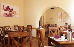 贝利茨Gut Hotel Stadt Beelitz的用餐室配有木桌和椅子
