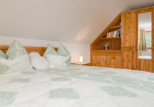 SemriachPromschhof的卧室配有带枕头的大型白色床