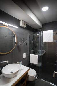 萨拉热窝萨那酒店的浴室配有卫生间、盥洗盆和淋浴。
