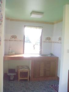 邦涛海滩Village Apartment Phan 123的厨房设有水槽和窗户。