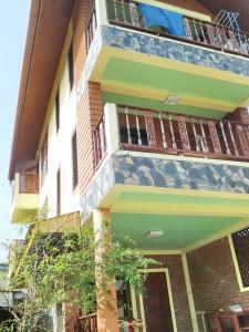 邦涛海滩Village Apartment Phan 123的色彩缤纷的建筑,上面设有阳台