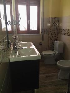阿奇雷亚莱Casa Riolo的一间带水槽和卫生间的浴室
