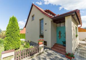 捷克克鲁姆洛夫池和丽娜公寓的一座带蓝色门和栅栏的房子