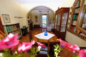 巴尔贝里诺瓦尔德尔萨Il Torrino的客厅配有桌子和一些粉红色的鲜花