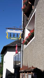 NiederwaldHotel-Restaurant Drei Tannen的花房边的标志