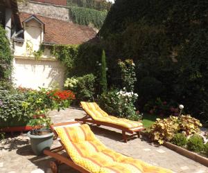 图兰的圣莫尔La Chuchotiere的花园庭院的两把椅子