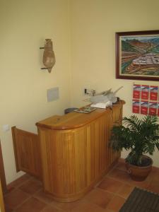 Poza de la Sal卡萨马丁酒店的一张桌子,墙上有电话