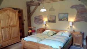 ClenzeLandhotel Sonnenhof im Wendland的一间卧室配有一张带蓝色枕头的床。