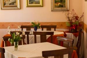 Hotel La Margherita餐厅或其他用餐的地方