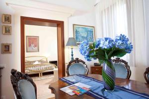 威尼斯迪吉艾弗纳克诺比莱钢琴度假屋的一间设有一张桌子的房间,花瓶是蓝色的
