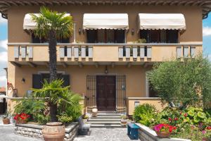 比萨圣卢梭里奥住宿加早餐旅馆的前面有棕榈树的房子