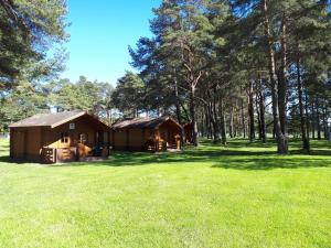 托伊拉Camping Männisalu的树丛中小屋