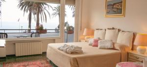 瓦拉泽Il Ponentino的一间卧室设有一张床,享有海景