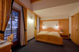 卡纳泽伊Hotel Al Viel B&B的一间卧室设有一张床和一个大窗户
