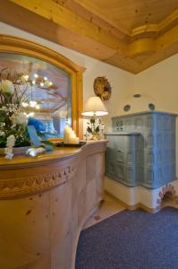 卡纳泽伊Hotel Al Viel B&B的厨房配有木制柜台和蓝色橱柜。