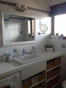 普拉Pula postcard view apartment的一间带水槽和镜子的浴室