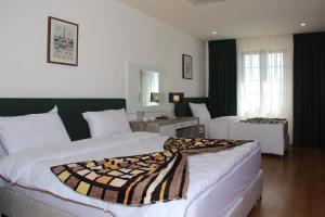 苏莱曼尼亚Khan Saray的一间酒店客房,房间内设有两张床