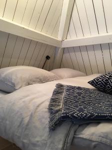 米德尔堡bednextdoor的白色墙壁间的一张床