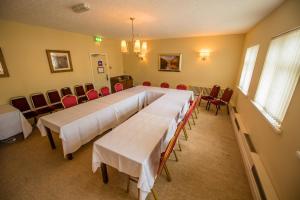 塔尔伯特港十二骑士酒店的一间会议室,配有长桌子和椅子