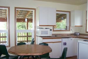 RossburnHI Rossburn 9 Finger Ranch的厨房配有桌子和微波炉